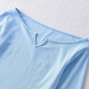 T-shirt à manches longues décontracté chic vintage et col en V pour femmes en coton de haute qualité personnalisé avec logo imprimé à épaules dénudées vente en gros - Product Image 3