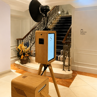 Photomaton en bois personnalisé double face avec connectivité USB/Bluetooth/Wi-Fi et écran tactile pour événements professionnels.