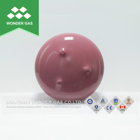 Ballon hélium avec bouteille vide de gaz hélium rempli de gaz