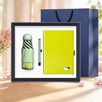 Ensemble cadeau d'entreprise avec parapluie promotionnel, carnet de notes et stylo personnalisés avec logo, produits innovants