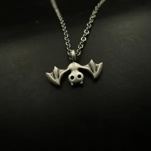 Ciondolo a Forma di Pipistrello per Donne, Piccola Collana con Animale di Halloween, Gioiello a Forma di Pipistrello, Grazioso Amuleto Spettrale, Dolce Regalo per Lei - Product Image 4