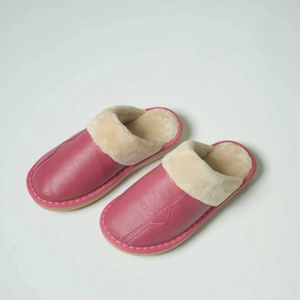 Pantofole Invernali Essenziali per la Casa in Pelle Bovina e PVC con Interno in Flanella, Comode e Morbide, Disponibili in 8 Colori, Alcuni in Stock - Product Image 1