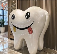 Grande et adorable sculpture de modèle de dent de dessin animé