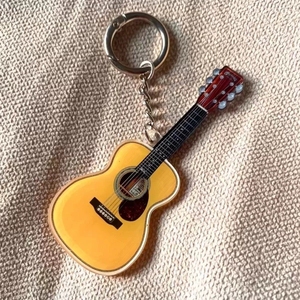 Llavero colgante creativo de acrílico con forma de guitarra para regalo, para mochila - Product Image 4
