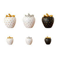 Figurine de fraise en résine esthétique fabriquée sur mesure, sculpture de fruit moderne, ornement de table pour la décoration d'étagère de salon