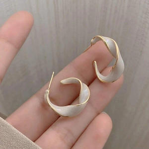 Elegantes pendientes de aro con perlas y concha chapada en oro para mujer, diseño ovalado blanco minimalista para uso diario - Product Image 4