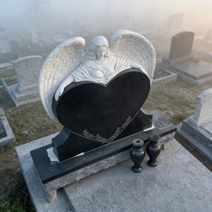 Китайские гранитные памятники из черного гранита в форме сердца, надгробия с резьбой и вазами - Product Image 5