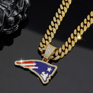 Collar con Colgante Personalizado de los New England Patriots, Estilo Deportivo, con Logotipo del Equipo en Esmalte, Diamantes de Imitación CZ, Cadena Cubana, Estilo Hip Hop - Product Image 1