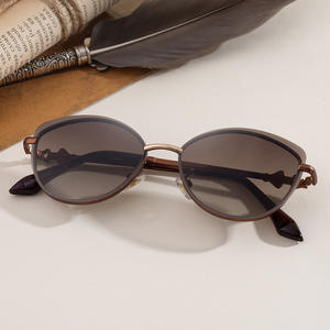 แว่นกันแดดทรงแคทอายแบบกำหนดเองสำหรับผู้หญิง กรอบสีดำ เลนส์พีซี ป้องกันรังสียูวี 400 สไตล์อินสตาแกรมสำหรับสวมใส่กลางแจ้ง - Product Image 3