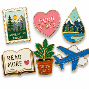 <span class=keywords><strong>Al</strong></span> por mayor, insignias de solapa de esmalte personalizadas y bonitas, chapadas en oro, con cita de <span class=keywords><strong>libro</strong></span> de viajes y aventuras, para mochilas, ropa y como regalo - Product Image 1