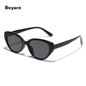 Vente en gros de lunettes de soleil UV400 de haute qualité pour femmes et hommes avec logo personnalisé monture PC verres AC mode - Product Image 2