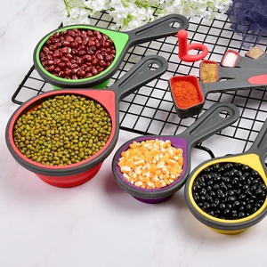 Ensemble de 8 tasses et cuillères à mesurer pliables réglables en silicone de qualité alimentaire, colorées - Product Image 4