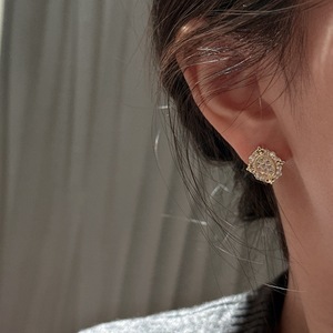 ต่างหูเงินแท้ S925 ดีไซน์ย้อนยุค ประดับเพชรซิร์โคเนียมเต็มเม็ด ดีไซน์เรียบหรู ทันสมัย สินค้าดีไซน์เฉพาะกลุ่ม - Product Image 2