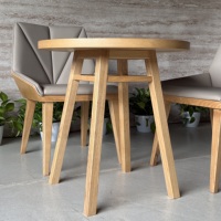 Ensemble de meubles de restaurant moderne, table ronde en bois massif avec chaises rembourrées en cuir, pieds en bois massif pour café, hôtel