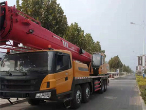 Grúa Móvil sobre Camión STC500 de 50 Toneladas, Lista para Carretera, para Tránsito Rápido entre Obras Urbanas - Product Image 3