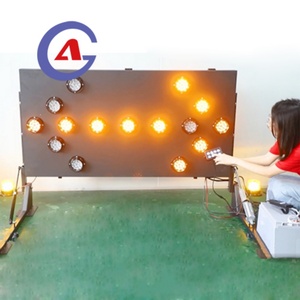อุปกรณ์ควบคุมการจราจร 15 ชิ้น 25 ชิ้น ไฟเตือนรูปทรงลูกศรแบบ LED ป้ายเตือนพลังงานแสงอาทิตย์ ป้ายลูกศรติดรถบรรทุก - Product Image 1