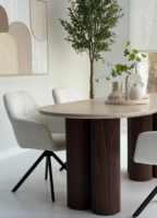 Ovaler Esstisch im Travertin-Look mit Gesinterter Steinplatte und Gerillten Massivholzbeinen Modernes Design für Apartments & Hotels
