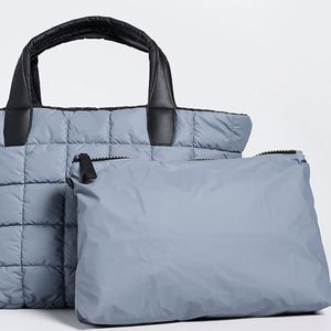 Sac fourre-tout matelassé en nylon imperméable personnalisé pour femme, idéal pour les voyages en extérieur, sac de plage, sac de shopping, sac à bandoulière moyen avec fermeture éclair - Product Image 3