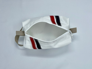 Trousse de toilette en toile de <span class=keywords><strong>voile</strong></span> recyclée _ Sac de voyage _ Trousse de toilette _ Compartiment zippé, doublure blanche, poignée en sangle - Product Image 2