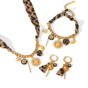 Collar y Pulsera de Cadena Cubana con Colgante de Estrella de Ocho Puntas Sol y Luna de Acero Inoxidable y Tela con Estampado de Leopardo - Product Image 5