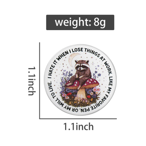 Spilla 'Mi <span class=keywords><strong>odio</strong></span> quando perdono le cose sul lavoro' con stampa UV, divertente distintivo con procione e fungo, regalo per impiegati - Product Image 6