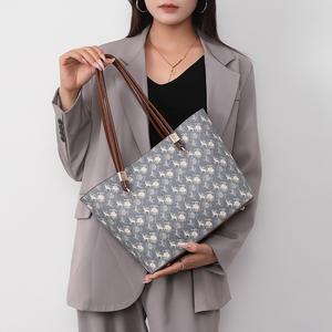 2025 nuevo elegante bolso de mano con estampado Retro patrón de carruaje de fondo azul claro - Product Image 1