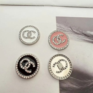 จี้และชาร์มโลหะผสมชุบทองแบบแบน DIY แบรนด์หรู สำหรับตกแต่งเคสโทรศัพท์มือถือ ดีไซน์เนอร์ ของตกแต่งแฟชั่น เครื่องประดับ - Product Image 1