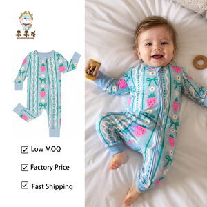 Pijama de Bambú Suave para Bebé Guai, el Más Vendido, con Doble Cremallera y Estampado de Fresas Personalizado - Product Image 1