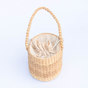 Bolso cilíndrico de paja tejida con cierre de cordón – Estilo vintage y bohemio de jacinto de agua de Vietnam - Product Image 1