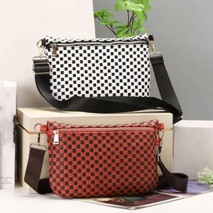 <span class=keywords><strong>Pochette</strong></span> tissée à motif <span class=keywords><strong>damier</strong></span> pour femme avec fermeture éclair à pompon, dragonne, sacoche pour téléphone portable, <span class=keywords><strong>mini</strong></span> porte-monnaie pour le quotidien et les voyages - Product Image 1