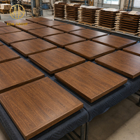 Ensemble de mobilier commercial Ron Group : Table carrée durable en bois massif et chaise de restaurant rembourrée avec banquette en cuir capitonnée