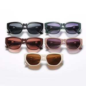 Gafas de Sol Cat-Eye Tory Burch para Mujer, Marco de Plástico Negro, Protección UV400, Tipo 3 Lentes, Diseño Moderno - Product Image 3