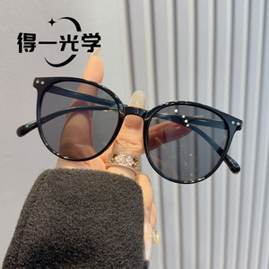 Round Oversized Frame Sunglasses UV400 Women's Trendy Style - Product Image 2