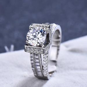 T0109 Anello di Fidanzamento Classico da Donna con Diamante Sintetico Taglio Brillante Rotondo e Pietre Laterali, Fascia in Tono Argento - Product Image 2