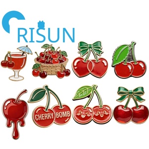Broche de esmalte personalizado de fábrica, bonito, con corazón <span class=keywords><strong>rojo</strong></span>, cereza, fruta, cristal y <span class=keywords><strong>diamante</strong></span>, pin de solapa de metal para mujer con cereza esmaltada - Product Image 1