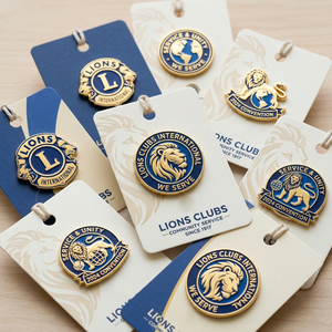 Pin de Solapa Personalizado de Esmalte Metálico de Aleación de Zinc y Hierro del Club de Leones con Logotipo al Por Mayor - Product Image 1