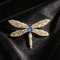 Broche en alliage libellule dorée, épingle de revers en cristal bleu, bijou fantaisie vintage en forme d'animal, cadeau pour femme, vente en gros