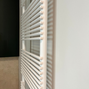 Radiateur à serviettes de style échelle avec barres rondes en acier thermolaqué blanc mat, design moderne et minimaliste pour un chauffage efficace - Product Image 3