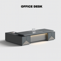 Bureau de direction moderne avec accès électrique intégré, surface de travail spacieuse et conception de rangement sécurisé