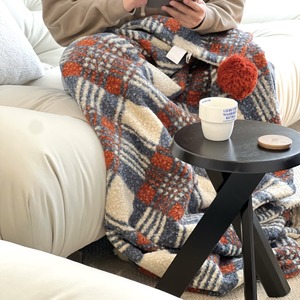 Manta de Alta Calidad <span class=keywords><strong>con</strong></span> Diseño de Cuadros Azules y Rojos <span class=keywords><strong>con</strong></span> <span class=keywords><strong>Pompones</strong></span>, Mantas Navideñas para el Invierno - Product Image 4