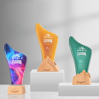 Trophée en cristal personnalisé en forme de flamme avec base en forme de montagne en bois Gravure personnalisée Business Achievement Award