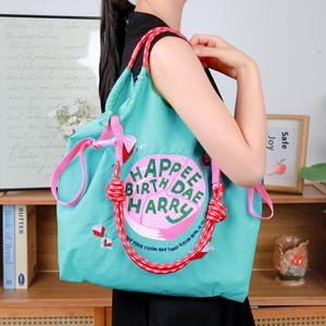 Nuevo bolso bordado impermeable de nailon ecológico para mujer con gran capacidad y cierre de cremallera de estilo moderno que combina con todo - Product Image 4