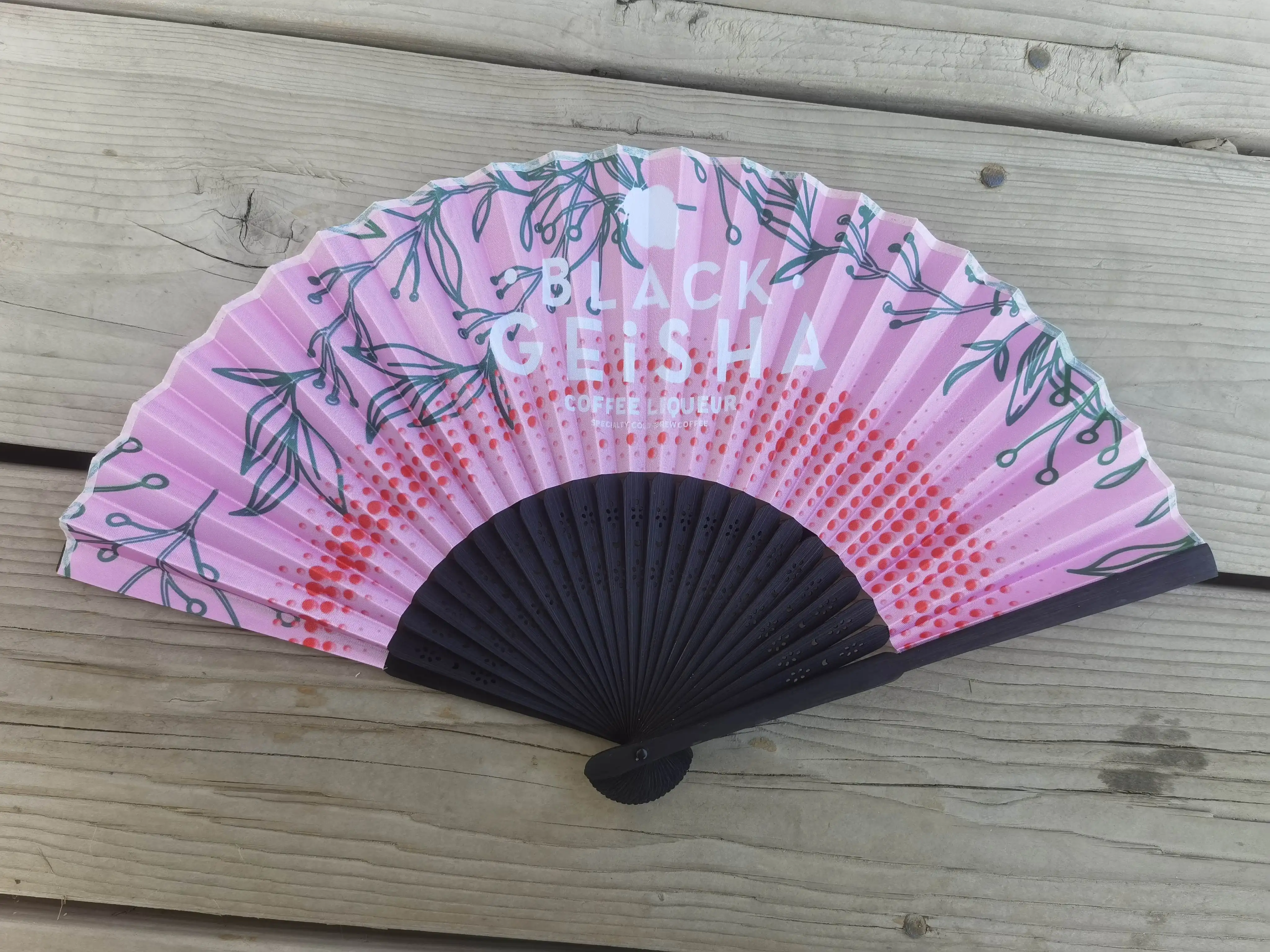 2024 Chinese Gepersonaliseerde Bamboe Opvouwbare Handfan Gast Weggeefacties Bruiloft Gunsten Geschenk Zijde Fan