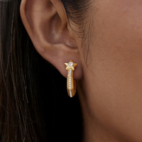J&D Aros de Oro de 18K y Acero Inoxidable en Forma de U con Estrella y Circonitas Blancas, Joyería Femenina Minimalista, Hipoalergénica y Elegante