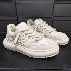 Zapatillas blancas <span class=keywords><strong>de</strong></span> suela gruesa a la moda para hombres y mujeres, zapatos deportivos informales con aumento <span class=keywords><strong>de</strong></span> altura, estilo único <span class=keywords><strong>de</strong></span> boca baja para estudiantes - Product Image 2