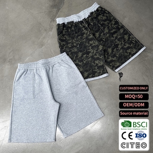 กางเกงขาสั้นลำลองผ้าเฟรนช์เทอร์รี่แบบกลับด้านได้ ความยาวระดับเข่า สไตล์สตรีทแวร์ทรงหลวมลายพรางสำหรับผู้ชาย - Product Image 1