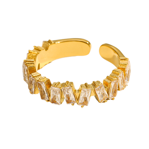 แหวนแต่งงานและหมั้นสำหรับผู้หญิงจาก UM Jewelry ผลิตจากสแตนเลสสตีลชุบแพลตตินั่ม กันน้ำ ไม่หมอง พร้อมประดับด้วยเพชรซิร์คอน ดีไซน์คลาสสิก - Product Image 1