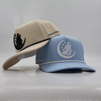 Casquette de baseball en polyester blanc de haute qualité, design personnalisé OEM BSCI, 5 panneaux, logo brodé, perforations découpées au laser, avec cordon