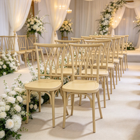 Chaise de banquet à dossier croisé en plastique empilable pour hôtel, mariage, fête et restauration - Vente en gros