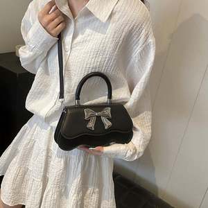 I-0262 Bolsos de Mano Nuevos al por Mayor, Bolsos de Moda para Mujer, Estilo Coreano, Bolsos Bandolera para Dama, Bolsos de Cuero PU con Lazo - Product Image 4